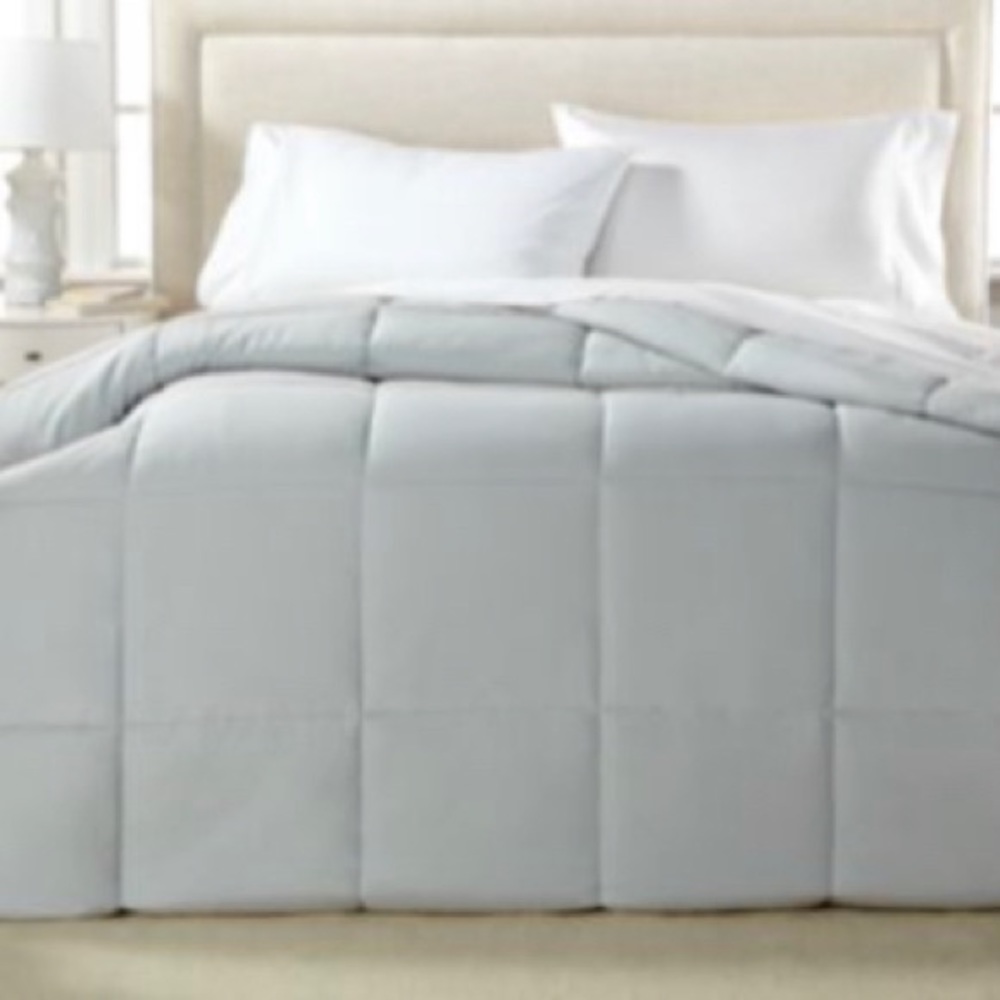 NWT Royal Luxe Color Hypoallergenic Down Alternative Light Warmth Comfor…